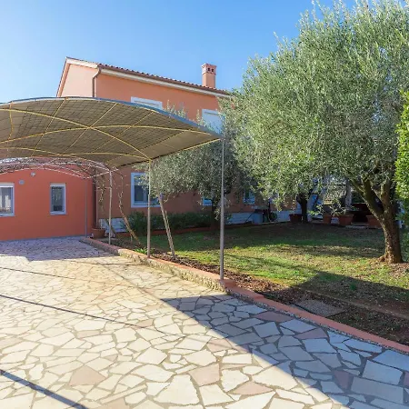 Laura By Interhome Galizana