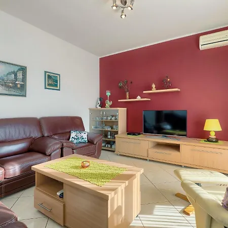 Laura By Interhome Apartman *