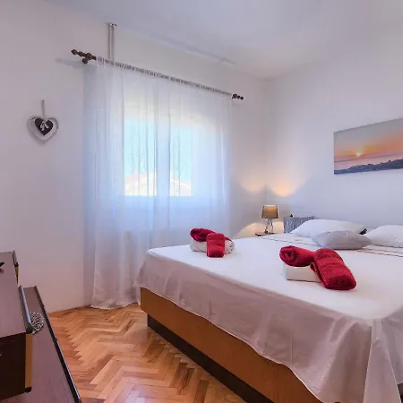 Laura By Interhome Galižana