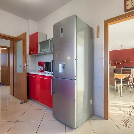 Laura By Interhome Galižana