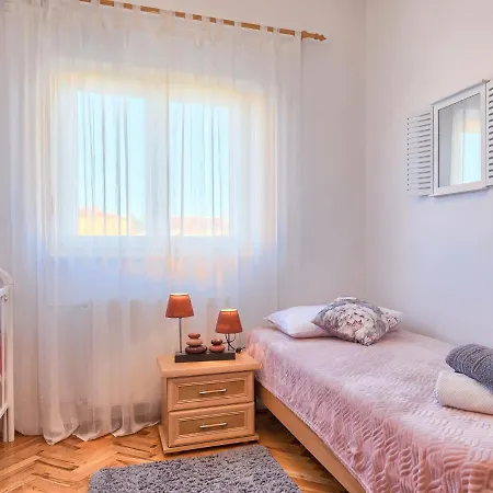 Laura By Interhome Galizana